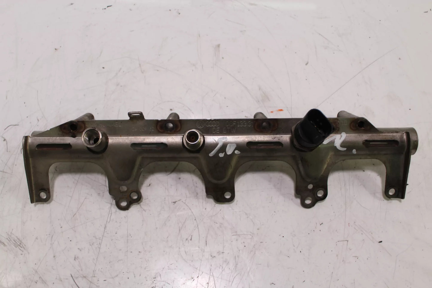 Rampa de inyección Volkswagen Audi 2,0 TFSI AXX 06F133317G