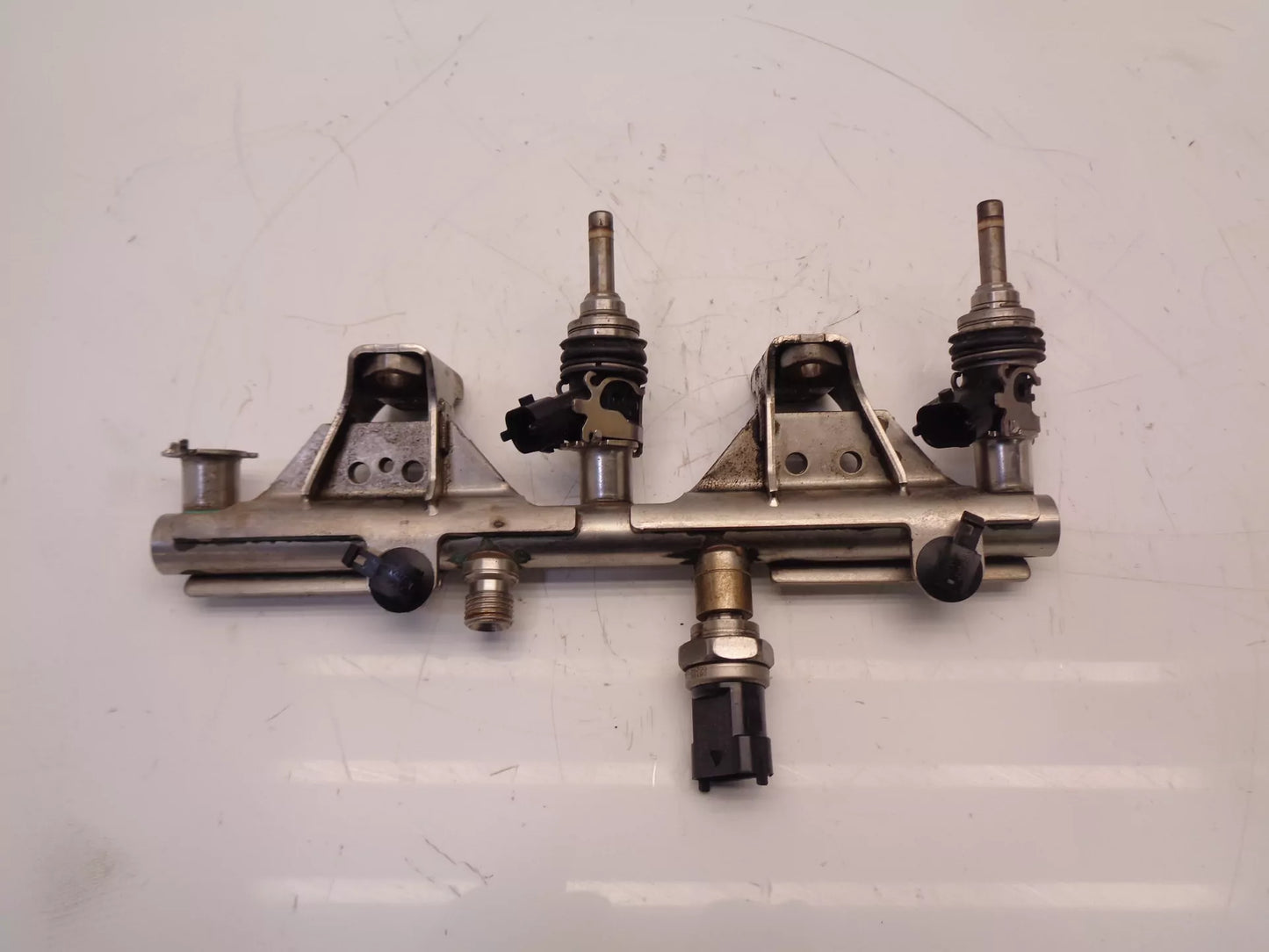 Rampa de inyección Porsche 911 997 Carrera 3,8 MA1.01 9A111086002 Düse fehlt 1 unidades