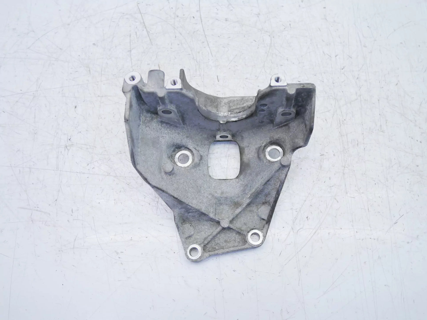 Soporte Porsche 4,2 D Diesel V8 CUDC MCU.DC 057130147AF