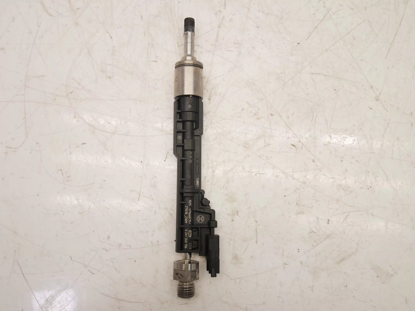 Inyector Boquilla de inyección BMW 4,4 V8 BiTurbo S63B44B S63 0261500136