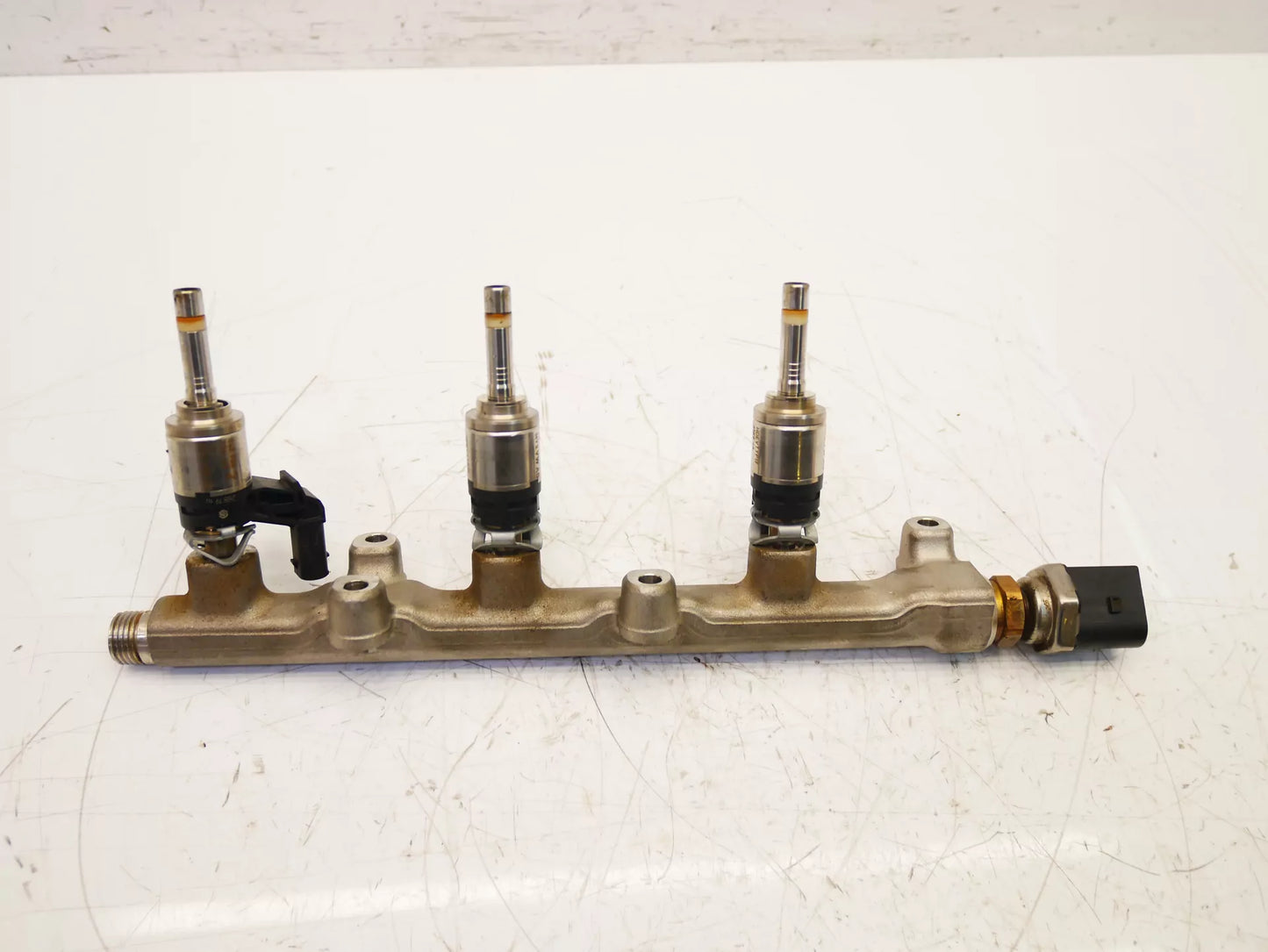 Rampa de inyectores Audi Seat Skoda Volkswagen 1,0 TSI gasolina DKL 04C133320G