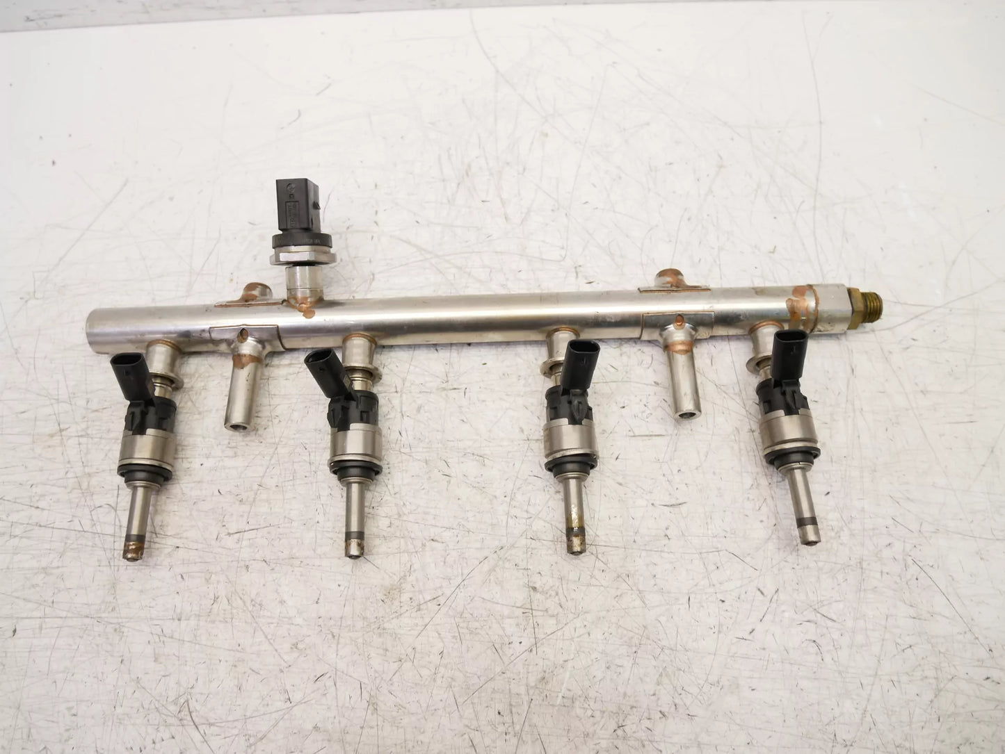 Rampa de inyectores Volkswagen Skoda 2,0 TSI GTI DLB DLBA 06K13317G 06K906036D