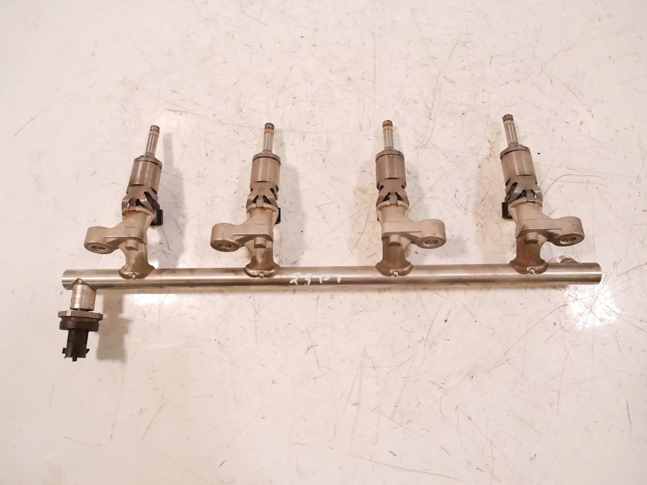 Rampa de inyectores Mazda 2,0 Skyactive-G PEX3 PE PE0113150