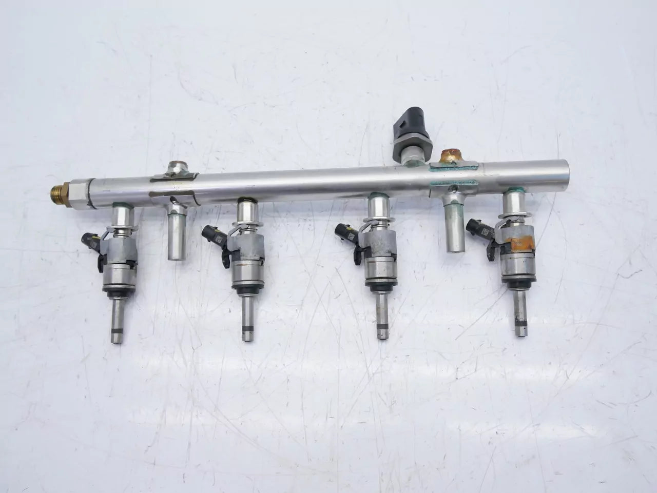 Rampa de inyectores Skoda 2,0 TSI DNUA DNU 06K133317AB