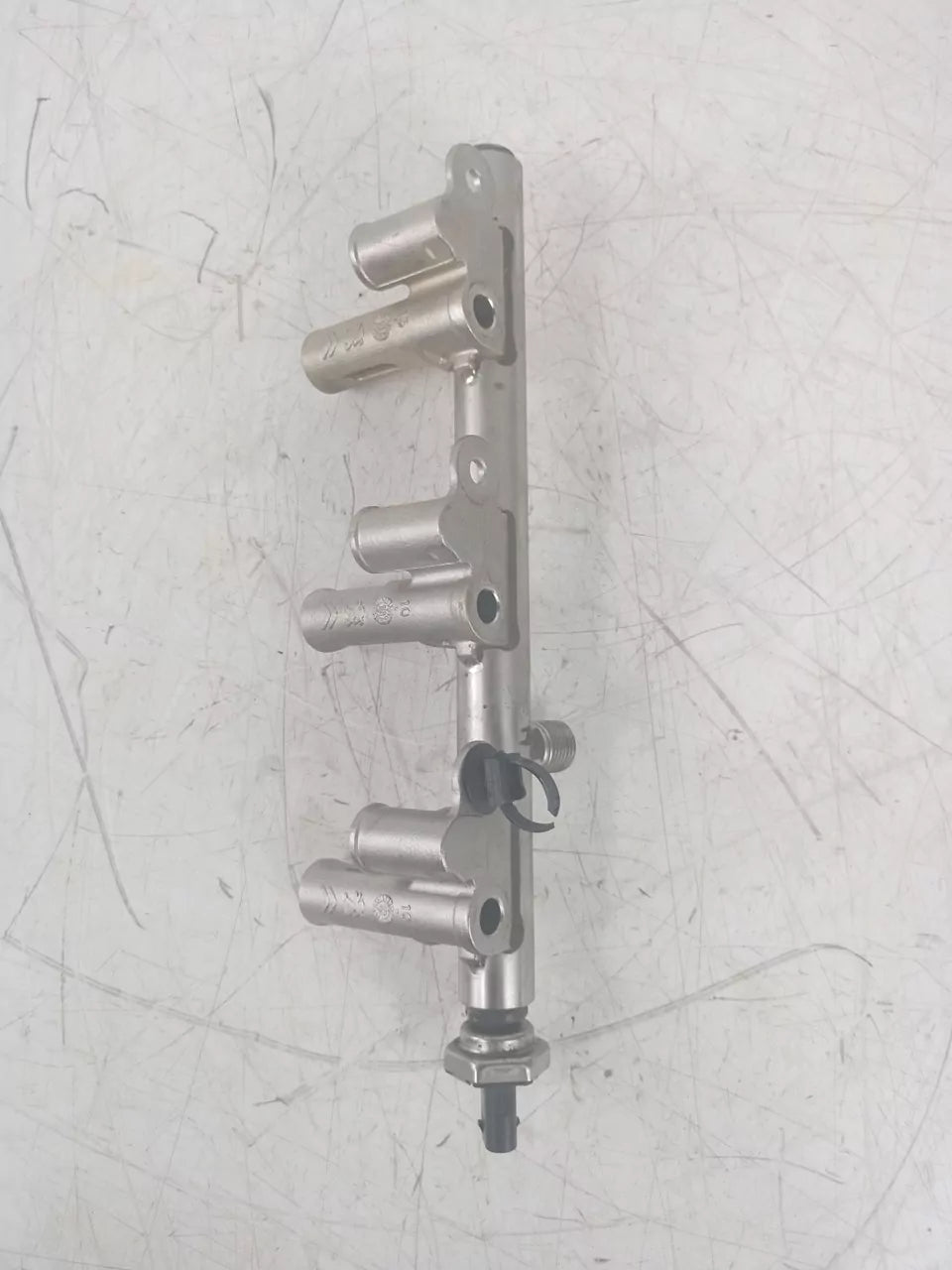 Carril del inyector Opel Corsa F 1.2 F12XHL EB2ADTD HN05 9811353880