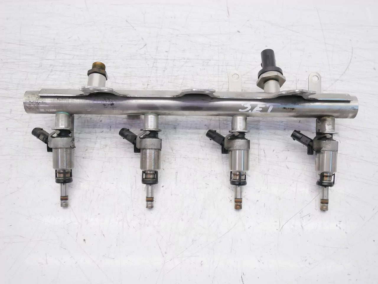 Rampa de inyectores Audi 1,8 TFSI gasolina CDHB CDH 06J133317M