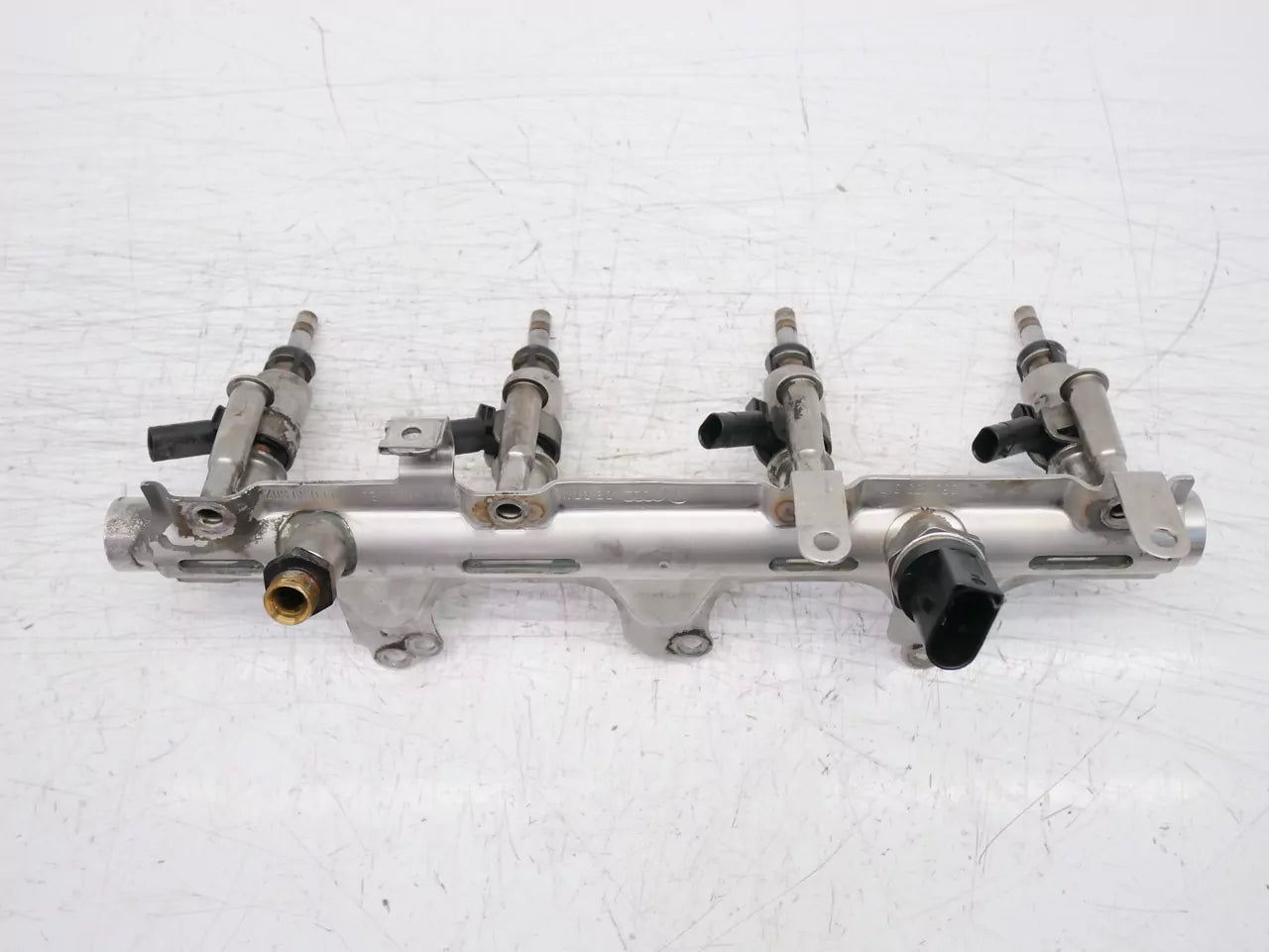 Rampa de inyectores Audi 1,8 TFSI gasolina CDHB CDH 06J133317M