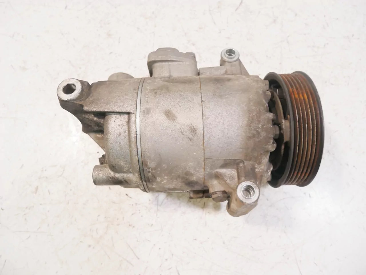 Compresor de aire acondicionado Audi Seat Skoda Volkswagen 1,6 TDI CAYC 5N0820803E