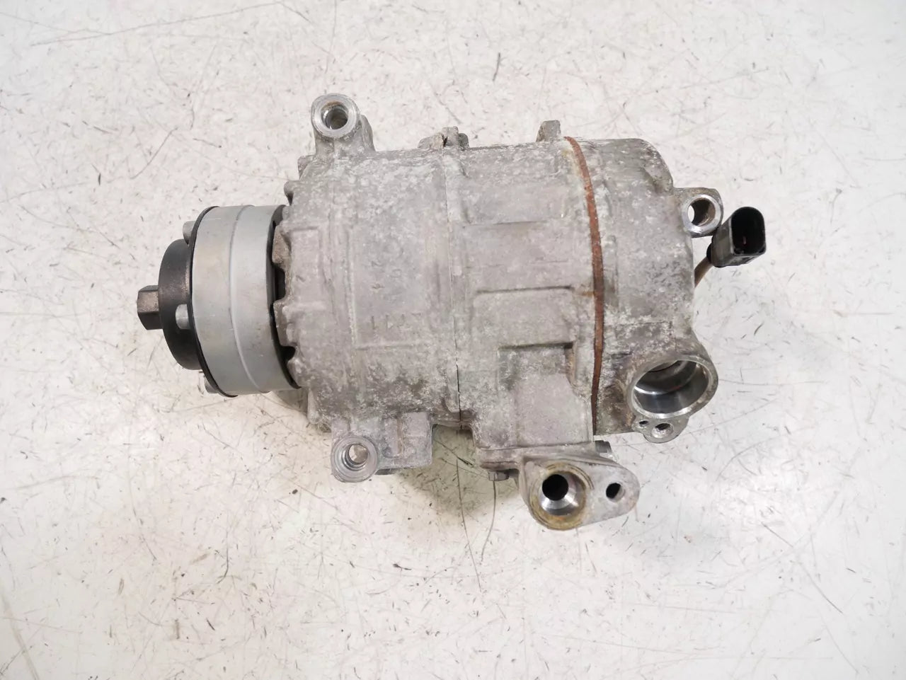 Compresor de aire acondicionado Audi 4,2 V8 Quattro CAUA CAU 8K0260805H