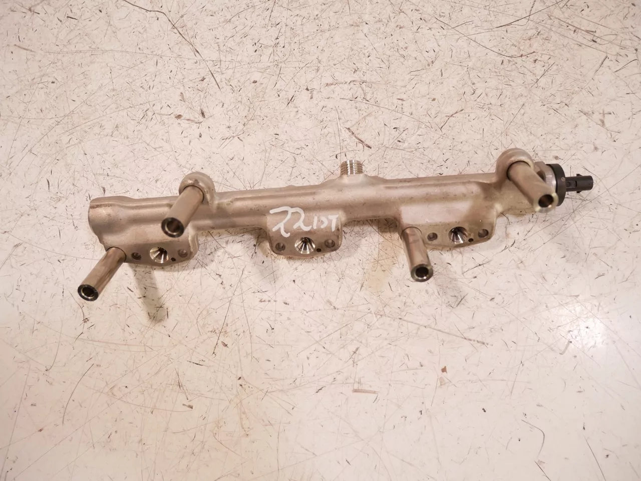 Rampa de inyectores BMW 1,5 sDrive 18i B38A15A B38 8665631