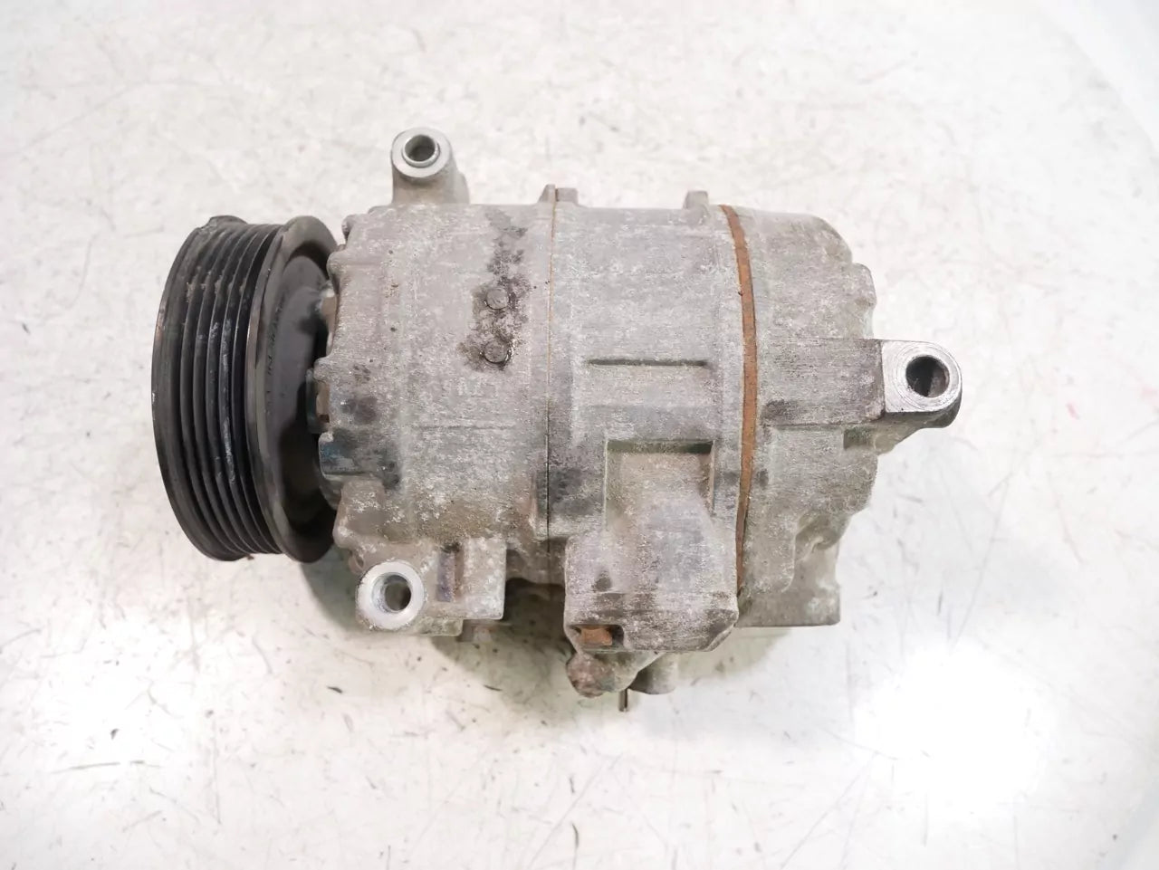 Compresor de aire acondicionado Volkswagen 2,5 TDI CEEB CEE 2E0820803D