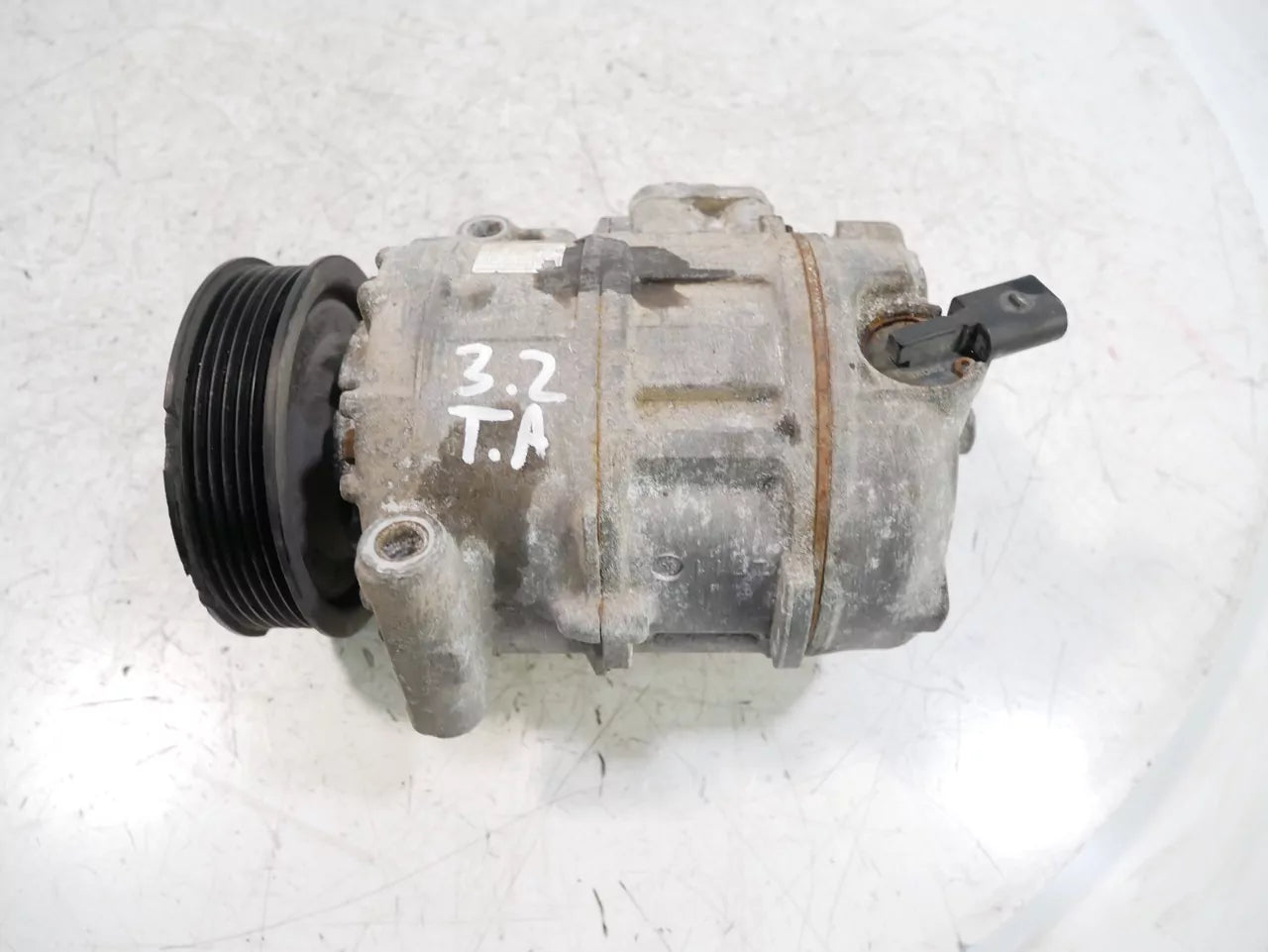 Compresor de aire acondicionado Volkswagen 2,5 TDI CEEB CEE 2E0820803D