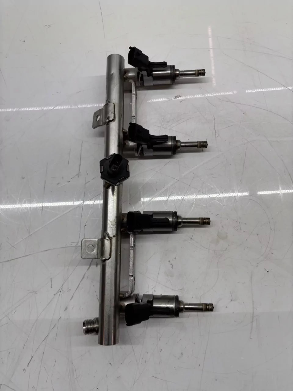 Riel inyector Peugeot 3008 II 1.6 Hybrid EP6FADTXHP 5GB 9811831280