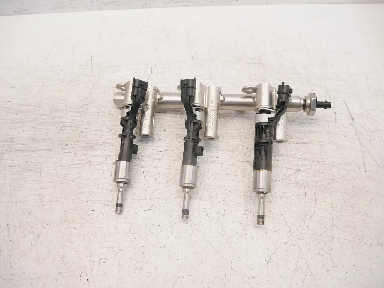 Carril del inyector Opel Corsa P2J0 1.2 F12XHL EB2ADTD HN05 9830132980
