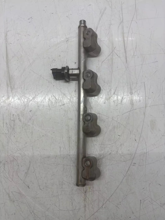 Carril del inyector Suzuki Swift MK5 V 1,4 Sport K14C 15700-68810