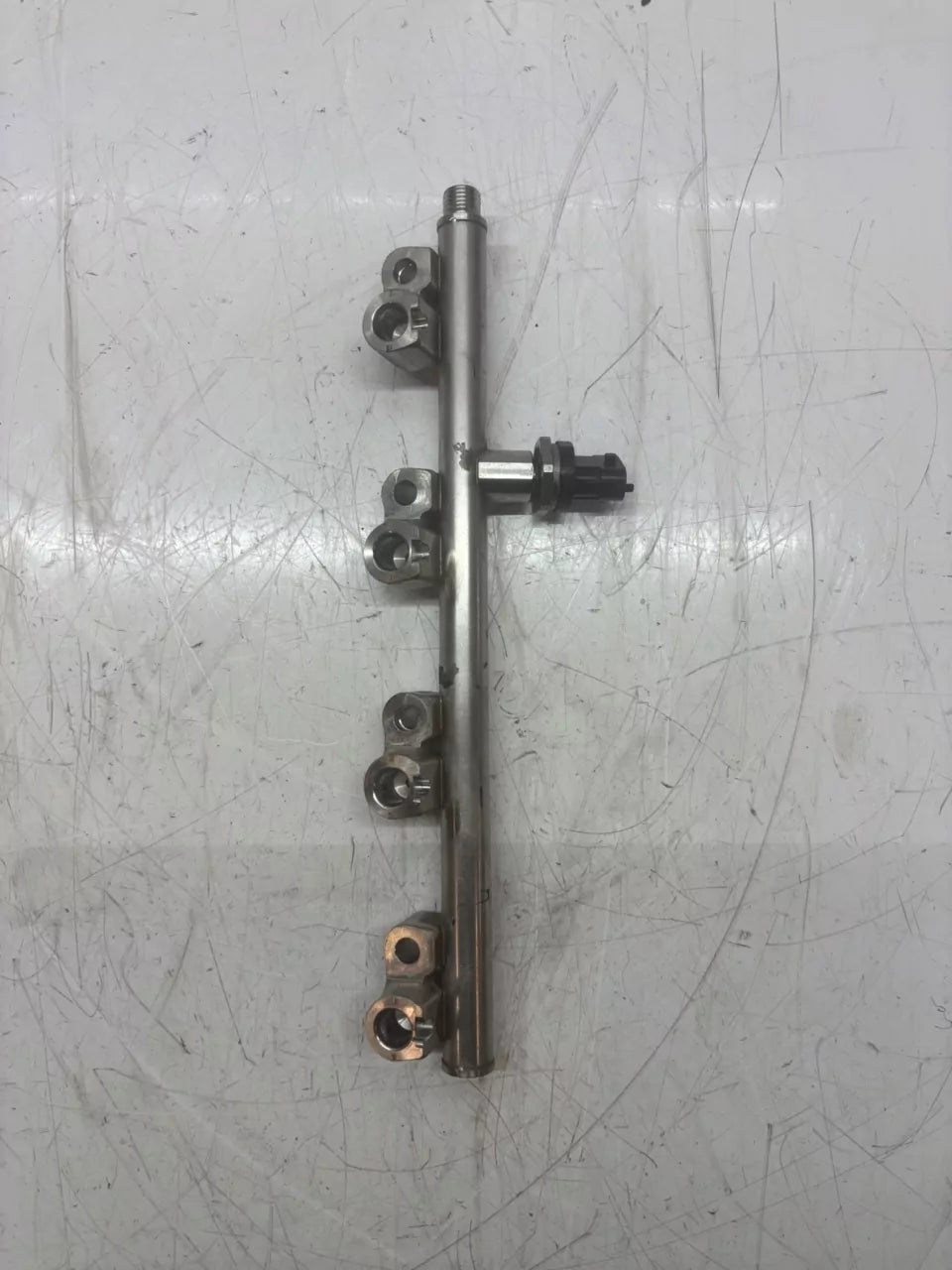 Carril del inyector Suzuki Swift MK5 V 1,4 Sport K14C 15700-68810