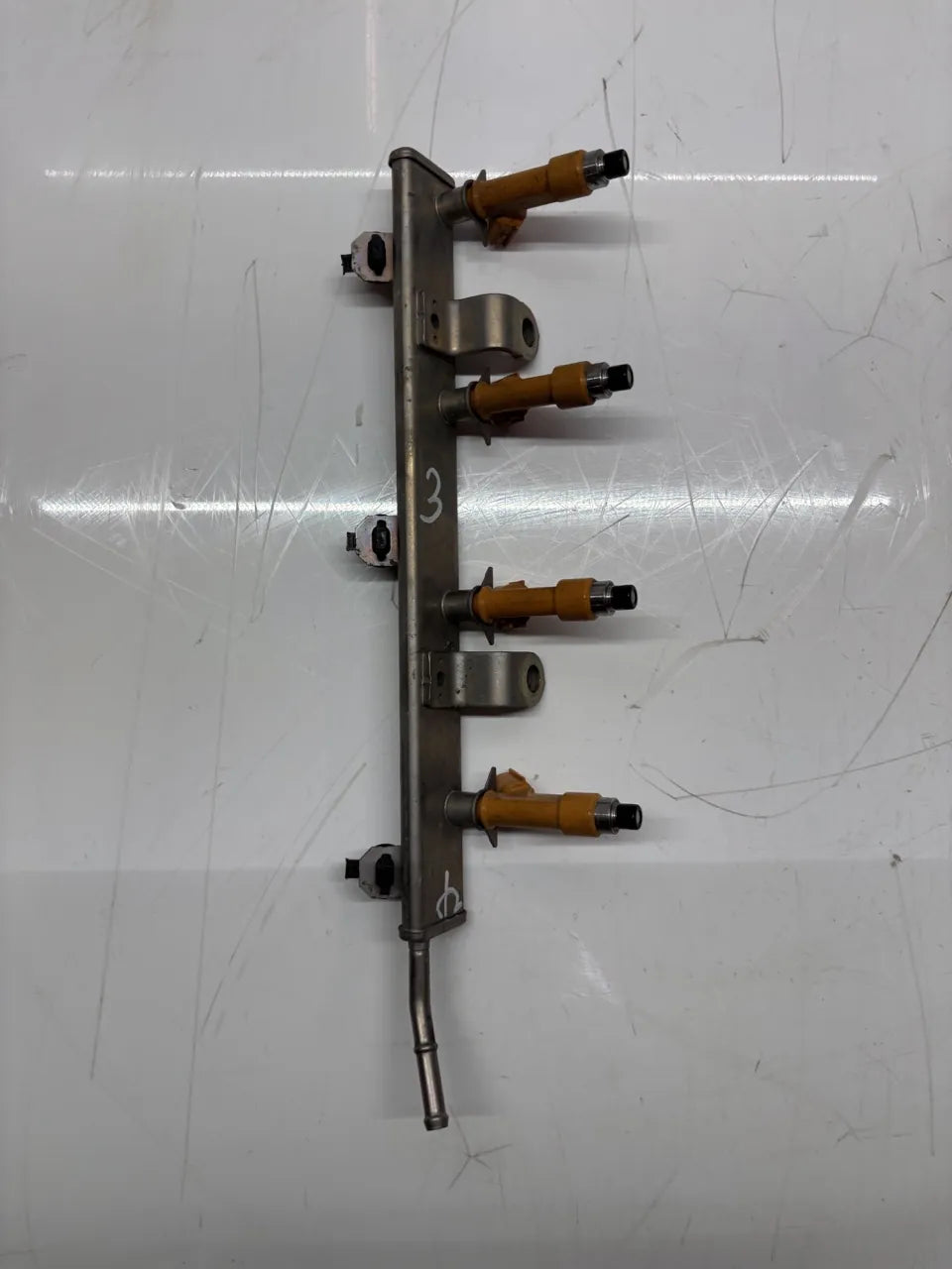 Carril del inyector Suzuki Swift IV 1.2 gasolina K12B 15730-63P01