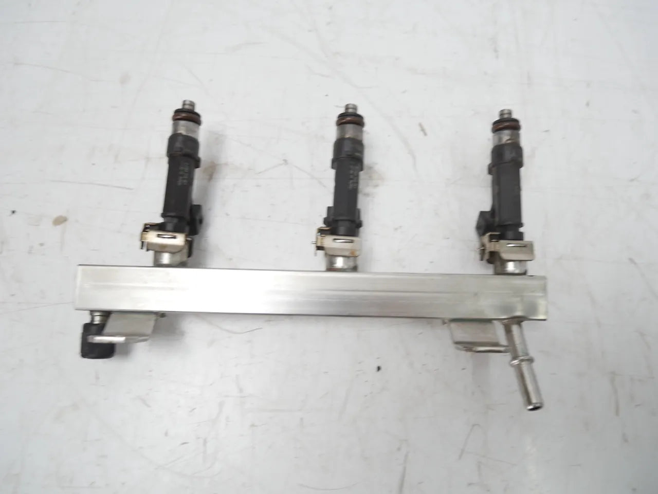 Carril del inyector Opel Corsa D LE8 1.0 A10XEP 55562250 0280151237