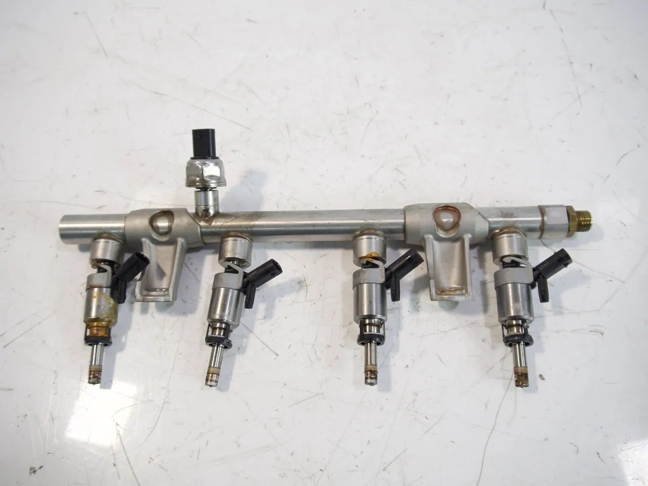 Rampa inyectora Audi A4 B9 A5 2.0 40 TFSI Hybrid DLVA DLV 06L133317N