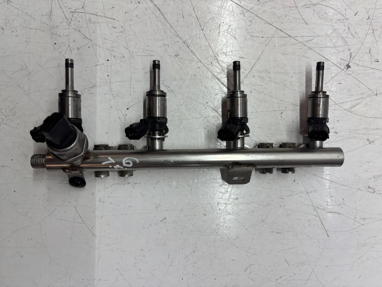 Rail de inyectores Nissan Juke F15 1.2 DIG-T HRA2DDT 1752000Q4A