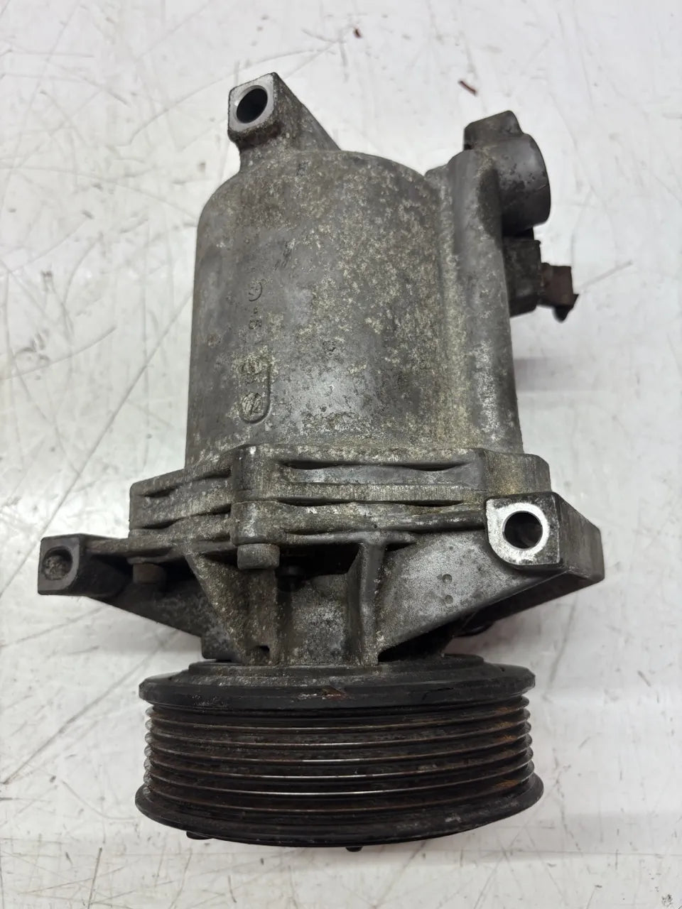 Compresor de aire acondicionado Nissan Juke 1.2 DIG-T HRA2DDT 92600BV80A