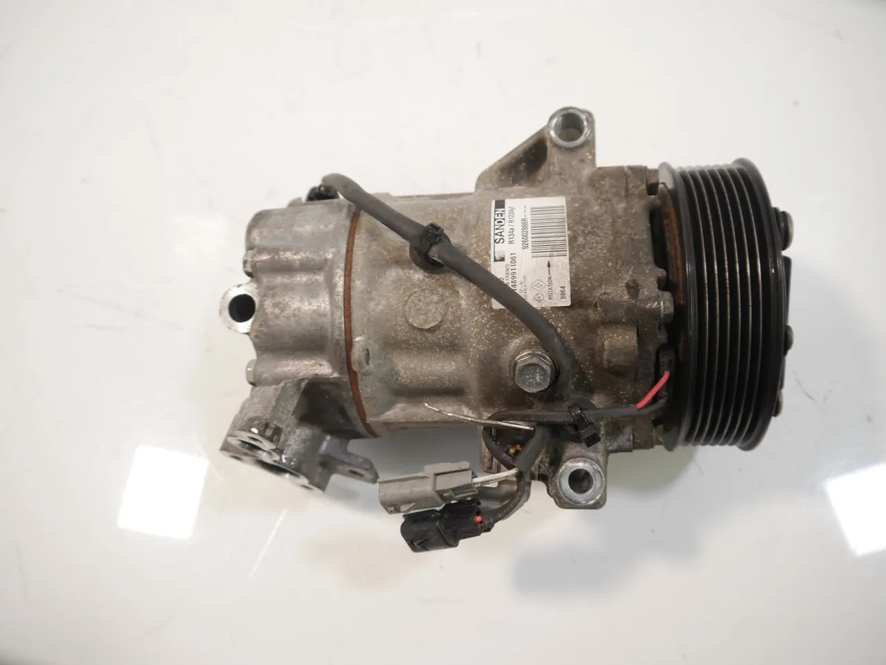 Compresor de aire acondicionado Nissan Juke 1.0 HR10DDT HR10 926002888R