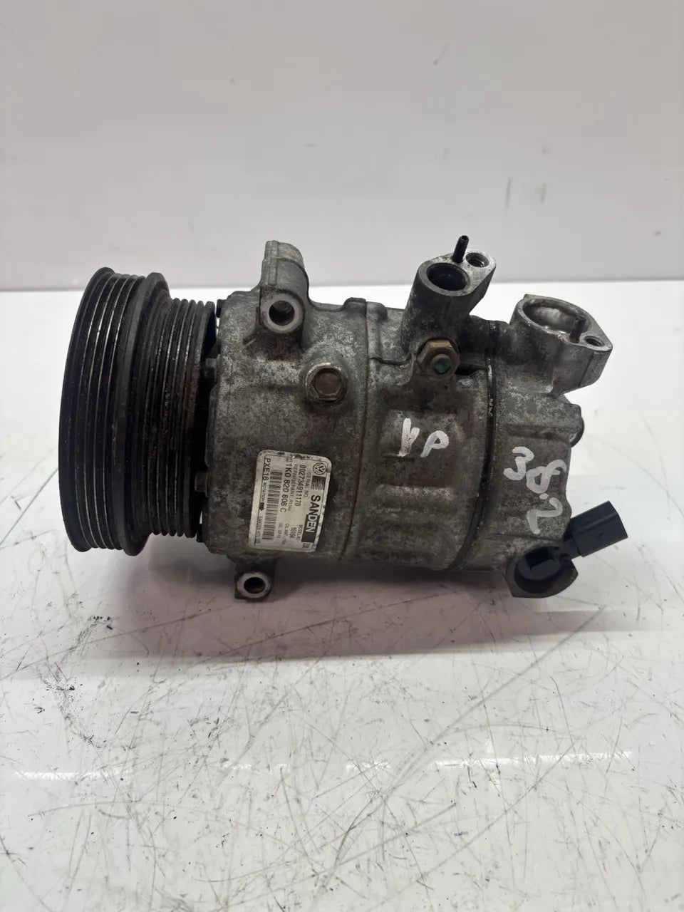 Compresor de aire acondicionado Volkswagen Beetle Golf Jetta Passat 2.5 CBUA CBU 1K0820808C
