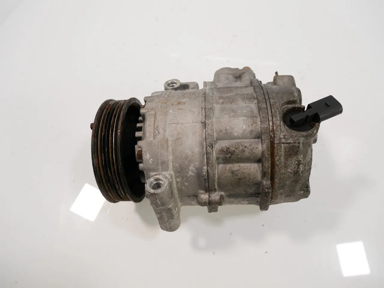 Compresor de aire acondicionado Volkswagen Audi Seat Passat Ibiza 1.6 TDI CAYC CAY 5N0820803H