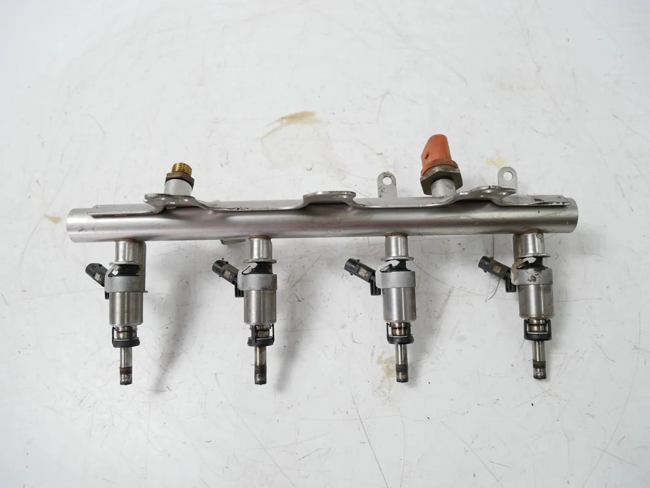 Rampa inyectora Audi A5 A6 2.0 TFSI quattro CAED CAEA CAEB CAE 06J133317M