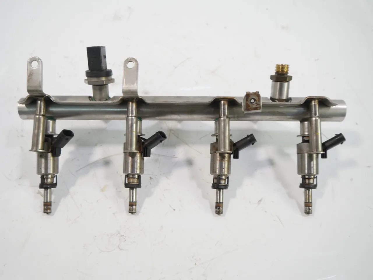 Rampa inyectora Audi Volkswagen Q3 Golf Jetta 2.0 TFSI CCTA CCT 06J133317M