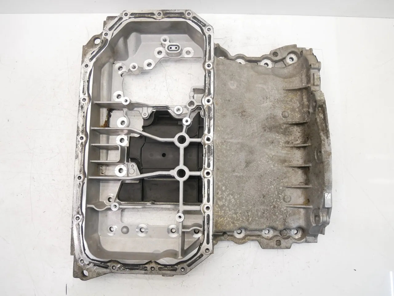 Parte superior del cárter de aceite Audi A6 C7 3.0 TFSI quattro CREC CRE 06E103603BB