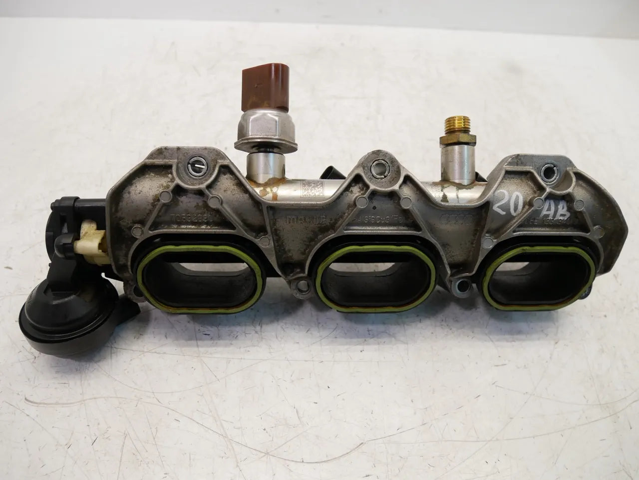 Rampa inyectora Audi A4 B8 A5 A6 C7 A7 3.0 TFSI quattro CGX 06E133340D