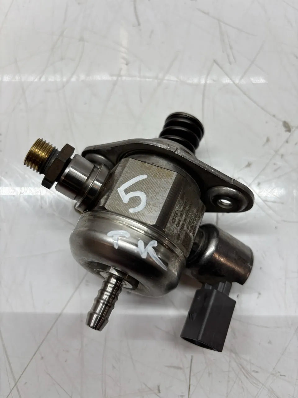 Bomba de combustible Audi A5 1.8 TFSI CJEE CJE 06K127025D