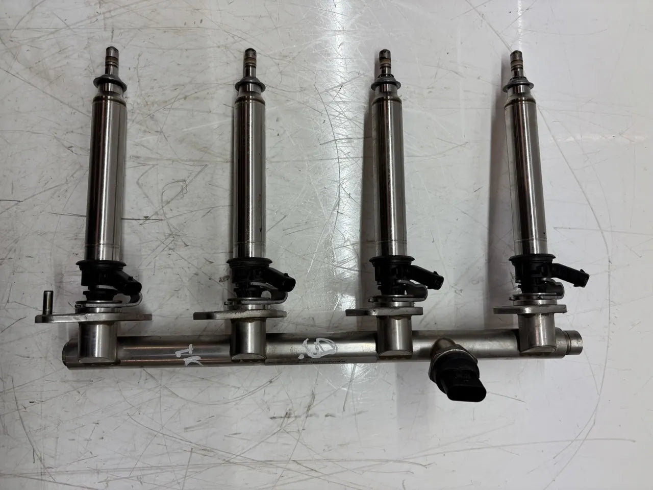 Rampa inyectora Mercedes-Benz Clase C 1.6 gasolina M274.910 274.910 A2740700995