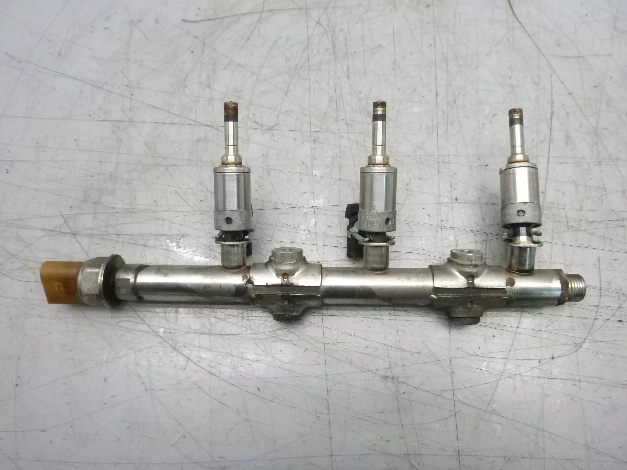 Rampa de inyección Audi Volkswagen Seat Skoda UP T-Roc 1,0 TSI CHZ CHZA CHZB 04E133036D