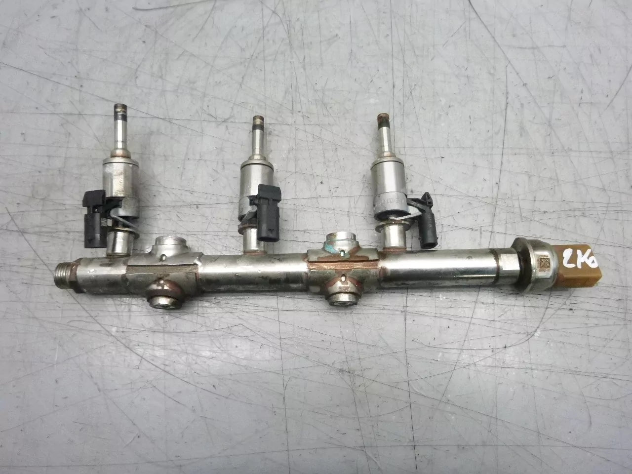 Rampa de inyección Audi Volkswagen Seat Skoda UP T-Roc 1,0 TSI CHZ CHZA CHZB 04E133036D