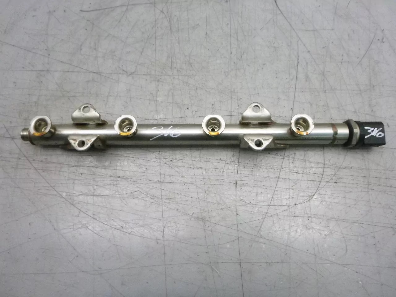 Rampa inyectora Audi Seat Skoda Volkswagen Q3 1.4 TSI CZE CZEA 06J906051F 04E133320D