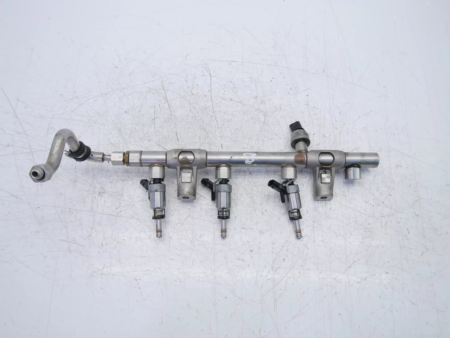 Rampa de inyectores Volkswagen Audi 2,0 40 TFSI GTI DKZC DKZ 06L133317N 1 Düse fehlt