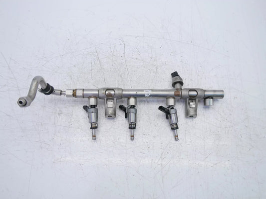 Rampa de inyectores Volkswagen Audi 2,0 40 TFSI GTI DKZC DKZ 06L133317N 1 Düse fehlt