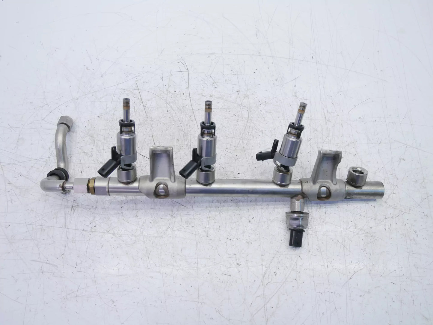 Rampa de inyectores Volkswagen Audi 2,0 40 TFSI GTI DKZC DKZ 06L133317N 1 Düse fehlt