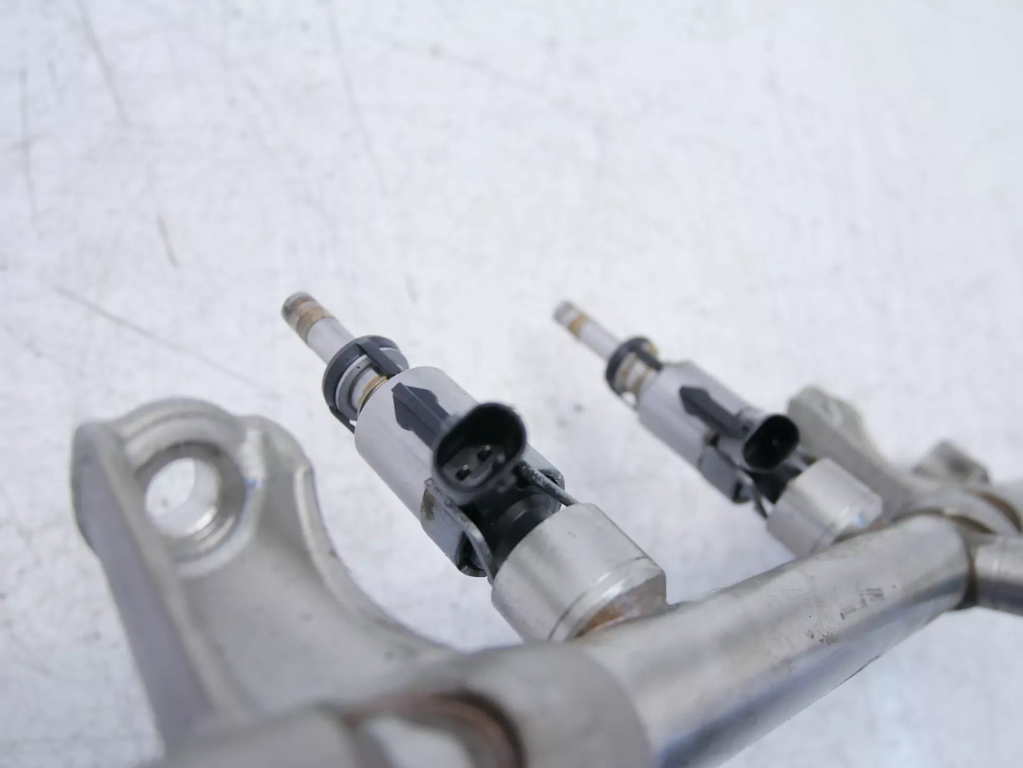 Rampa de inyectores Volkswagen Audi 2,0 40 TFSI GTI DKZC DKZ 06L133317N 1 Düse fehlt