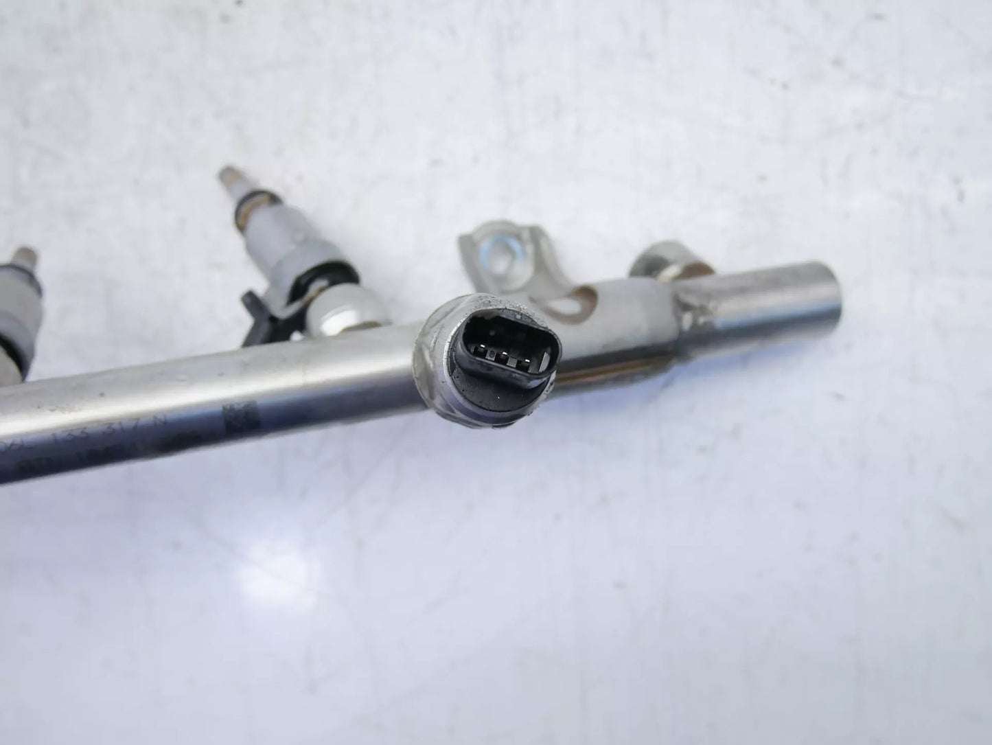 Rampa de inyectores Volkswagen Audi 2,0 40 TFSI GTI DKZC DKZ 06L133317N 1 Düse fehlt