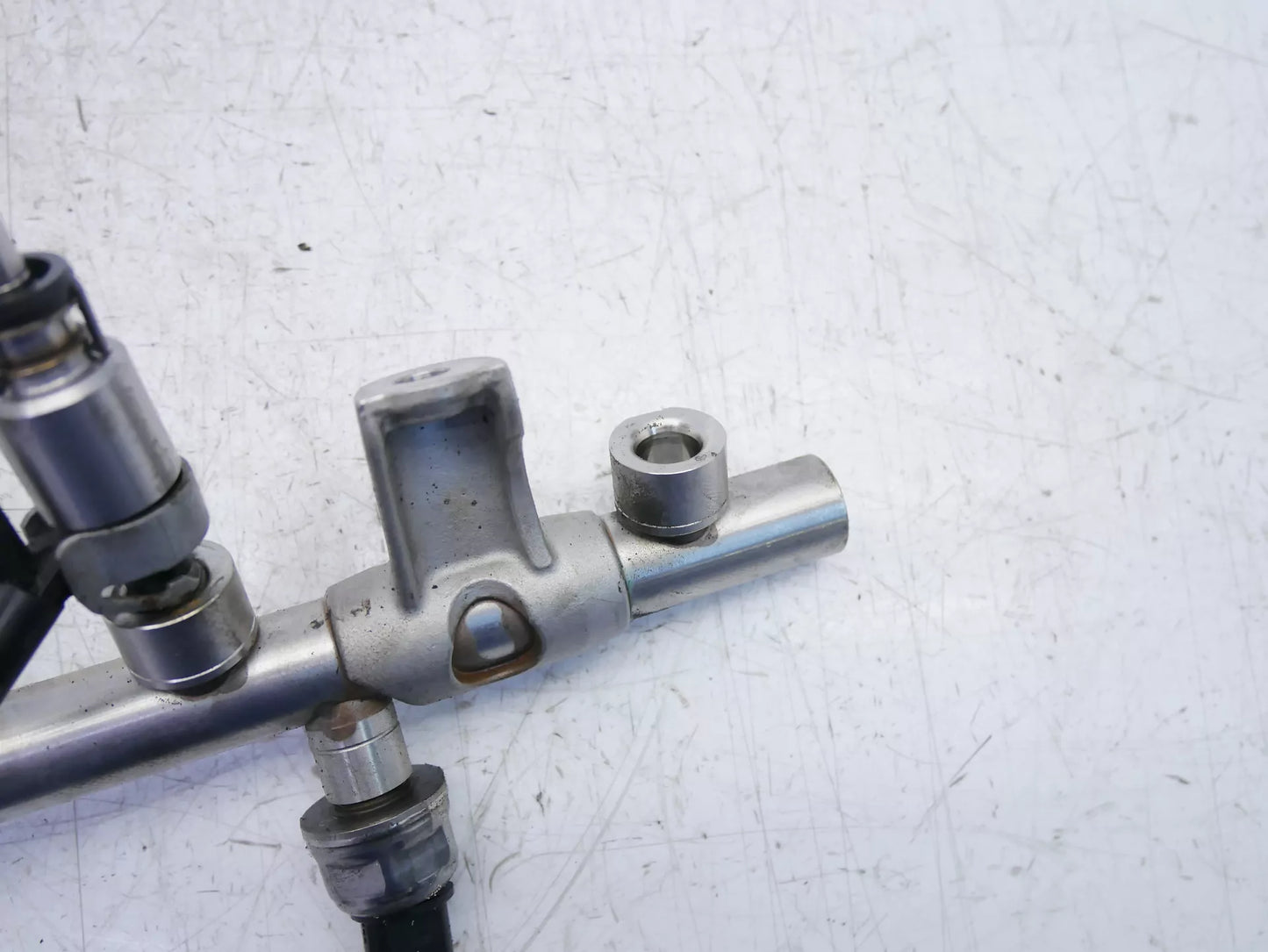 Rampa de inyectores Volkswagen Audi 2,0 40 TFSI GTI DKZC DKZ 06L133317N 1 Düse fehlt