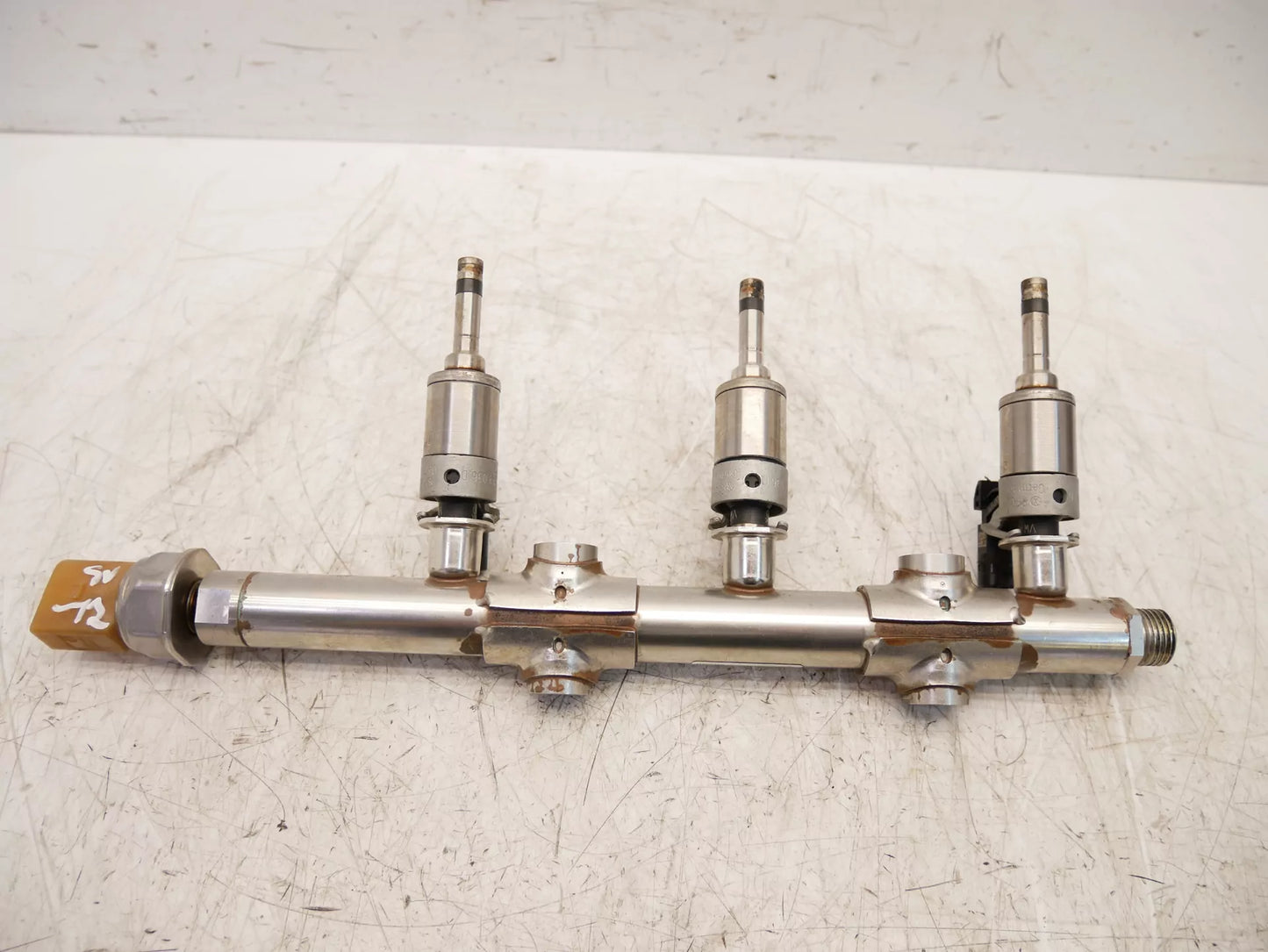 Rampa de inyectores Volkswagen Seat Skoda 1,0 TSI CHZC CHZ 04C133320F 0261500475