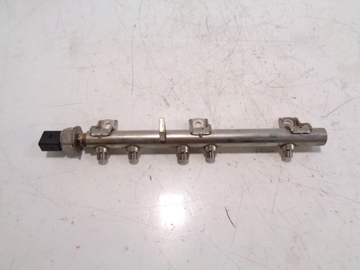 Rampa de inyectores BMW 2,0 i N43B20A N43 7562474