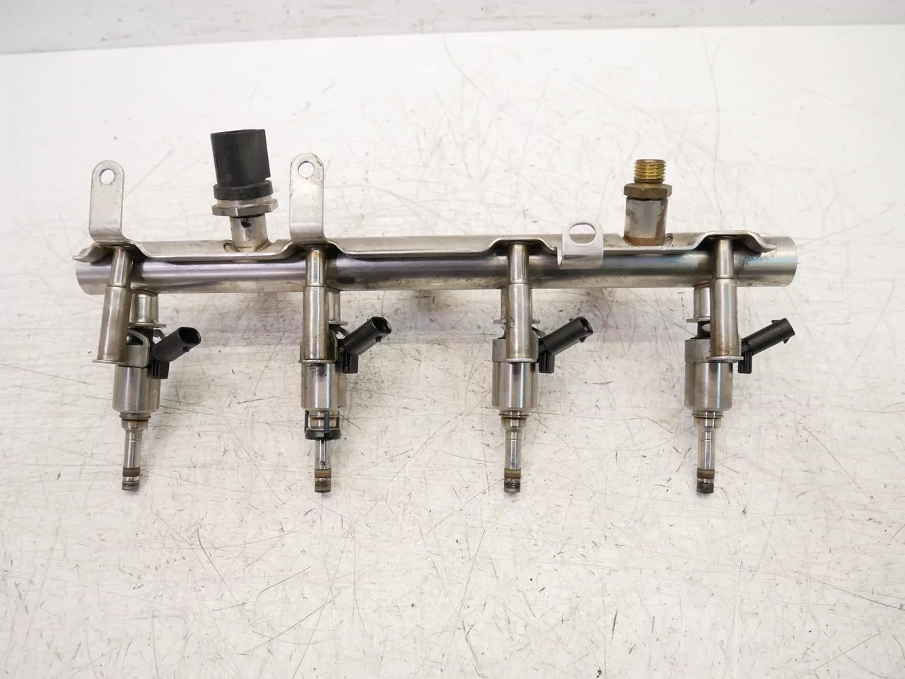 Rampa de inyectores Audi 2,0 TFSI gasolina CAE CAEB CAED 06H133317M