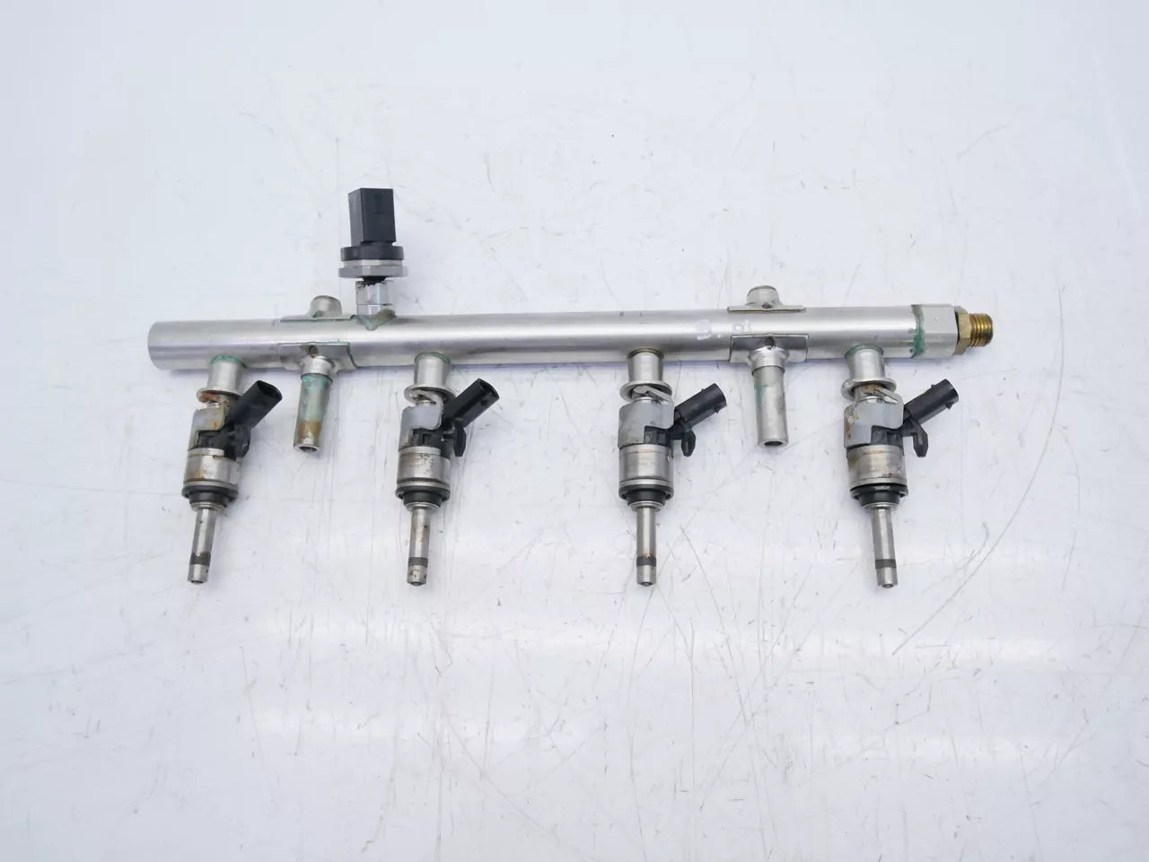 Rampa de inyectores Skoda 2,0 TSI DNUA DNU 06K133317AB