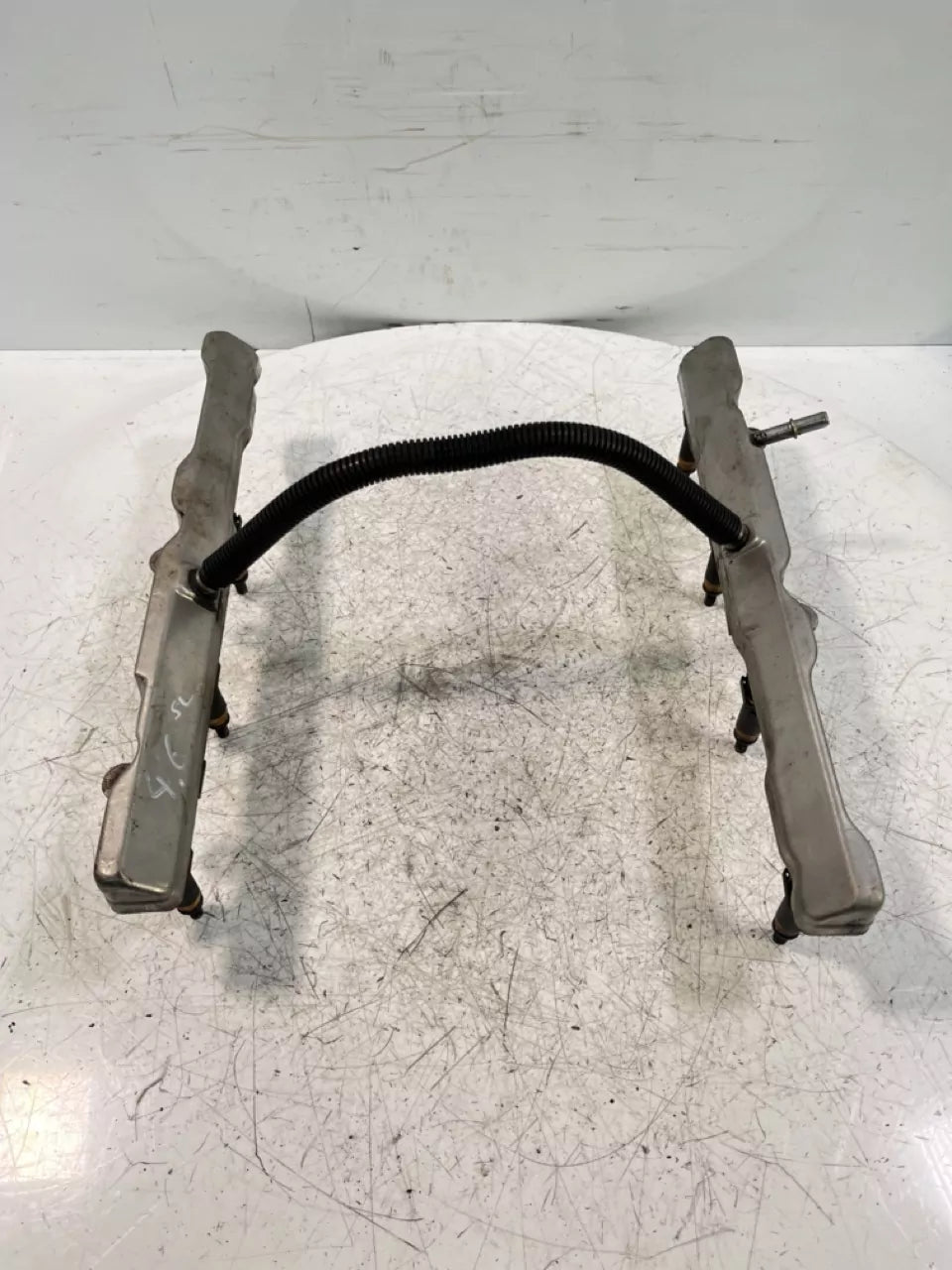 Riel de inyectores Dodge Ram 1500 2500 5.7 Hemi V8 EZH 5301388AC