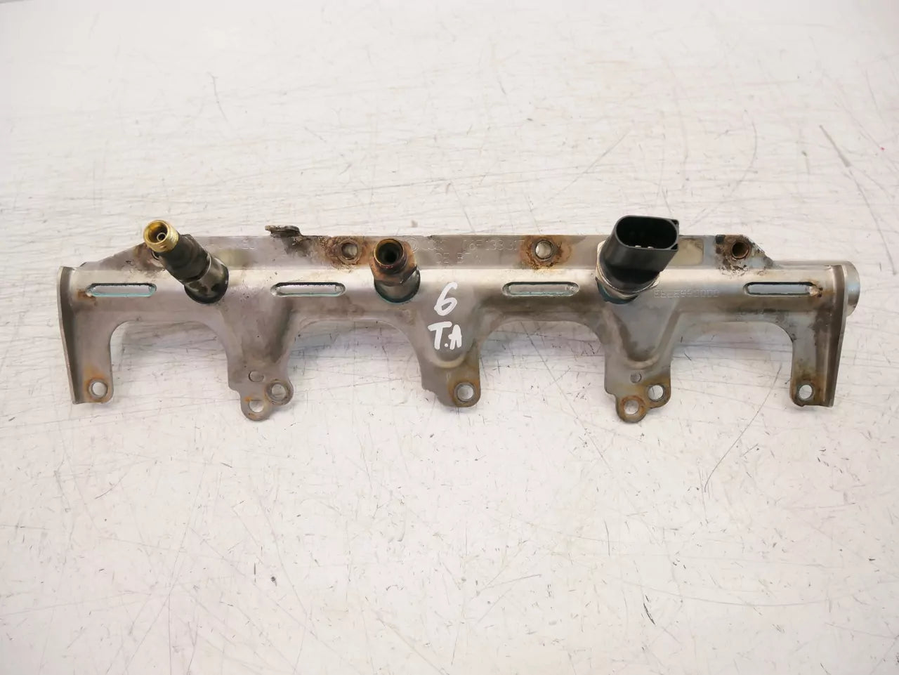 Rampa de inyectores Audi Seat Skoda Volkswagen 2,0 TFSI BWA 06F133317L