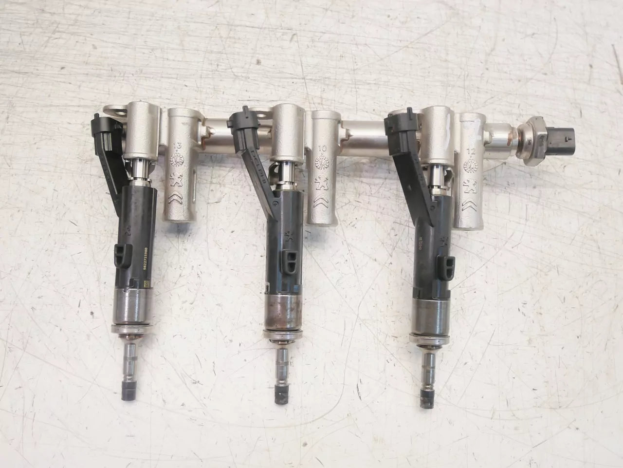 Riel inyector Citroen Peugeot C3 C5 1.2 HNS EB2ADTS HN05 9811353880